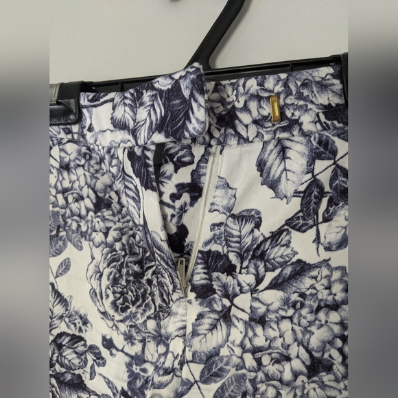 7/$25 H&M toile shorts XS - Picture 2 of 4